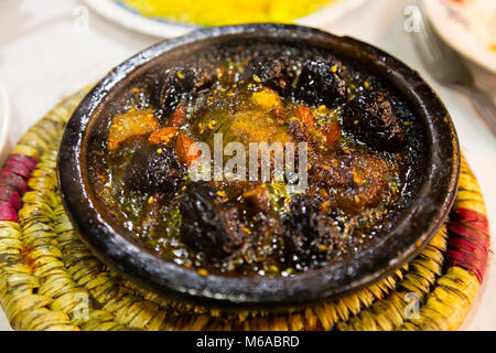 Tajine de pruneaux et d'amandes boeuf plat dans le marché à Marrakech, Maroc Banque D'Images