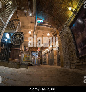 Un parking souterrain, puits Sunbridge Loisirs, shopping et attraction touristique construit dans les tunnels à Bradford, West Yorkshire, Angleterre. Ouvert en 2016. Banque D'Images