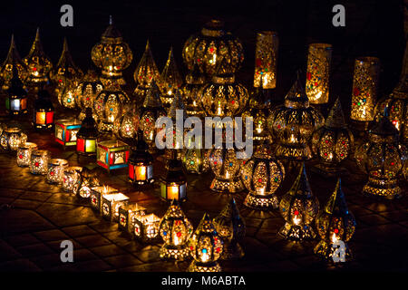 Affichage de lampes orientales colorées sur le marché à Marrakech, Maroc Banque D'Images