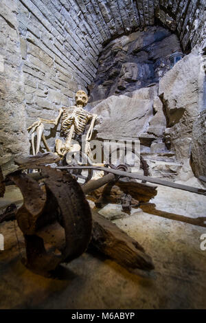 Un parking souterrain, puits Sunbridge Loisirs, shopping et attraction touristique construit dans les tunnels à Bradford, West Yorkshire, Angleterre. Ouvert en 2016. Banque D'Images