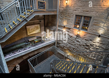 Un parking souterrain, puits Sunbridge Loisirs, shopping et attraction touristique construit dans les tunnels à Bradford, West Yorkshire, Angleterre. Ouvert en 2016. Banque D'Images