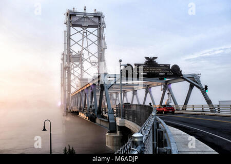 Vue sur le Memorial Bridge à Portsmouth, New . Banque D'Images