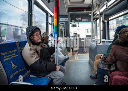 John Speer, 74 ans, membre de l'église communautaire métropolitaine MCC Quiconque monte un bus SEPTA pour Murrell Dobbins École professionnelle pour un apprentissage dans la célébration de l'héritage radical du Dr Martin Luther King Jr. le drapeau il est titulaire fait partie de l'un des drapeaux de la Justice, un groupe de l'église MCC quiconque, et comprend la paix, Trans et Black Philly Pride flag. Banque D'Images