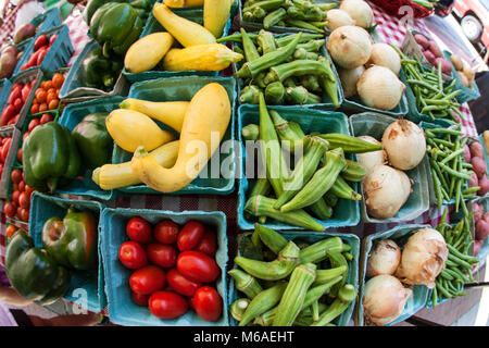 Vue fisheye de différents légumes en vente au marché agricole local. Banque D'Images