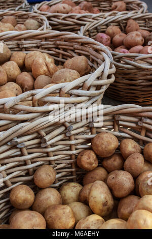 Shot vertical de pommes de terre en osier en vente au marché agricole local. Banque D'Images