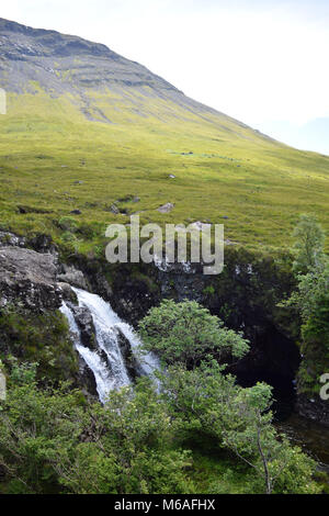 Les eaux scintillantes de la piscines fée briller sur une belle journée ensoleillée sur l'île de Skye, Scolant Banque D'Images