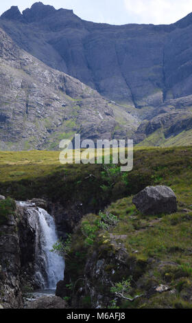 Les eaux scintillantes de la piscines fée briller sur une belle journée ensoleillée sur l'île de Skye, Scolant Banque D'Images