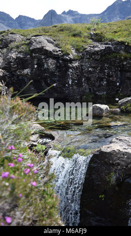 Les eaux scintillantes de la piscines fée briller sur une belle journée ensoleillée sur l'île de Skye, Scolant Banque D'Images