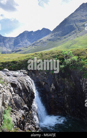 Les eaux scintillantes de la piscines fée briller sur une belle journée ensoleillée sur l'île de Skye, Scolant Banque D'Images