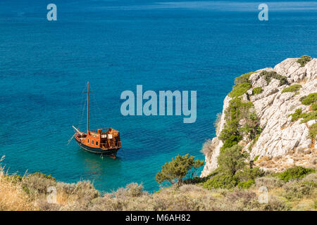 Abandonné le navire dans la baie de Kolymbia, Rhodes Banque D'Images