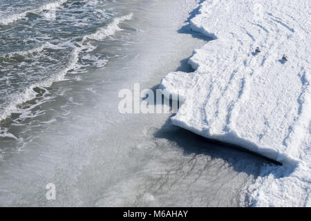 Plage de la mer Baltique gelée sur une froide journée d'hiver Banque D'Images