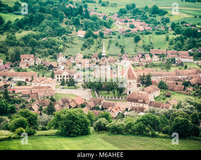 Saschiz Village Saxon en Transylvanie, Roumanie, avec son église fortifiée dans le centre-ville Banque D'Images