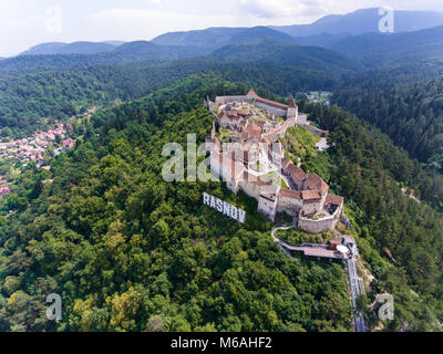 La forteresse saxonne de Rasnov, près de Brasov, en Transylvanie, Roumanie. Photo aérienne avec un bourdon Banque D'Images