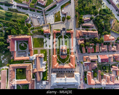 Vue du haut vers le bas d'Alba Iulia vieux centre-ville et forteresse médiévale Banque D'Images