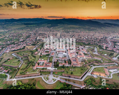 Alba Iulia forteresse médiévale vue aérienne au coucher du soleil Banque D'Images
