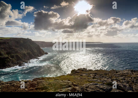 En regardant vers le sud depuis le sommet de l'île Cornwall au-delà de la falaise du côté de l'abandon reste d'une ancienne mine d'étain de Cornouailles avec au-delà de Lands End, England, UK Banque D'Images