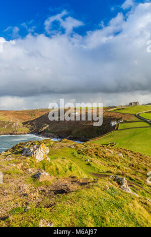 À la recherche de l'île Cornwall sommet vers l'embouchure de la vallée de Kenidjack - une fois qu'une importante zone d'extraction de l'étain de Cornouailles à l'abandon maintenant, England, UK Banque D'Images