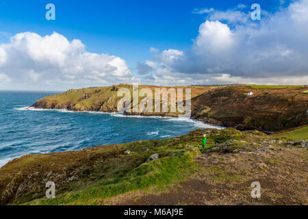 À la recherche de l'île Cornwall sommet vers l'embouchure de la vallée de Kenidjack - une fois qu'une importante zone d'extraction de l'étain de Cornouailles à l'abandon maintenant, England, UK Banque D'Images