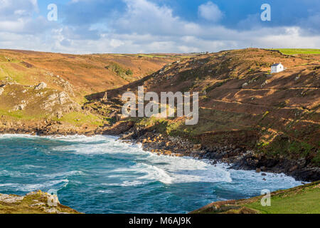 À la recherche de l'île Cornwall sommet vers l'embouchure de la vallée de Kenidjack - une fois qu'une importante zone d'extraction de l'étain de Cornouailles à l'abandon maintenant, England, UK Banque D'Images