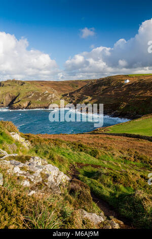 À la recherche de l'île Cornwall sommet vers l'embouchure de la vallée de Kenidjack - une fois qu'une importante zone d'extraction de l'étain de Cornouailles à l'abandon maintenant, England, UK Banque D'Images