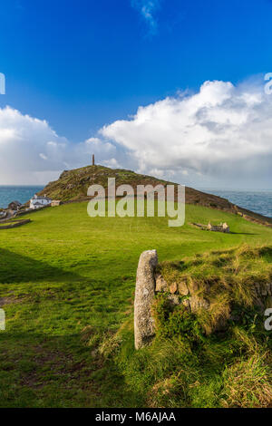 Gateposts de granit et les ruines de St Helen's oratoire dans un champ, sont négligés par la cheminée d'une ancienne mine d'étain à Cape Cornwall, England, UK Banque D'Images