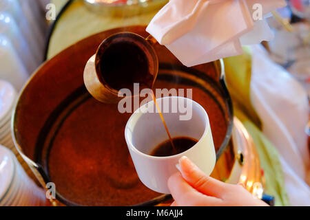 Faire grec traditionnel / turc du café noir sur le sable Banque D'Images