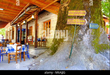 Vieille ville Ioannina en Grèce. Taverne traditionnelle sur l'île d'Epire Ioannina dans le lac à partir de la région du même nom. Banque D'Images