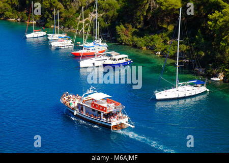 Bateau naviguant dans le grand canal de l'île de Paxos, Grèce Banque D'Images