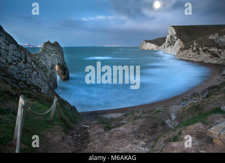 Image Paysage de Durdle Door sur la côte jurassique dans moonlight avant l'aube Banque D'Images