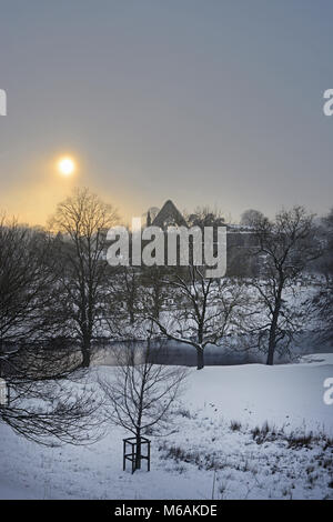 River Wharfe circulant par Bolton Priory au coucher du soleil entouré de neige de l'hiver par Bolton Abbey Yorkshire Dales UK Banque D'Images