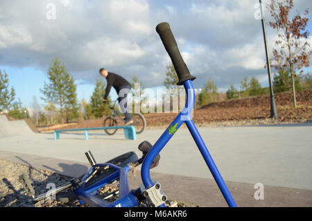 Dobrograd, région de Vladimir, Russie. 23 octobre 2016. Vélo BMX libre dans le skatepark Banque D'Images