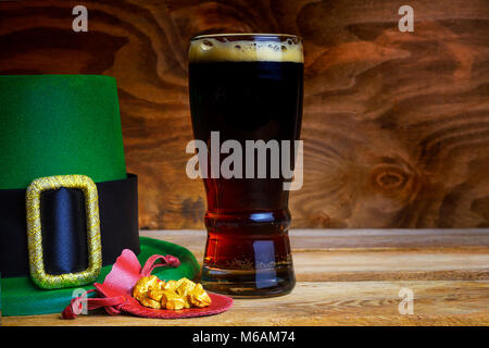 Saint Patrick day symboles chapeau vert, or leprechaun bière brune et granulés. Banque D'Images