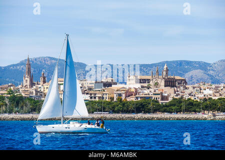 Palma de Mallorca, Espagne. Vue depuis la mer avec boath sur une chaude journée d'été. Banque D'Images