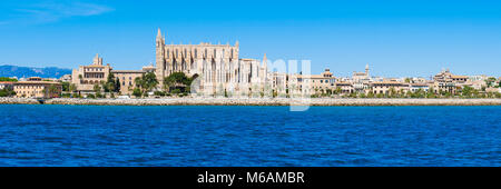 Palma de Mallorca, Espagne. La Seu - la célèbre cathédrale catholique de style gothique médiéval. Panorama depuis la mer. Banque D'Images