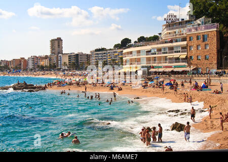 COSTA BRAVA, ESPAGNE, 2012 : Loret de Mar plage pleine de touristes Banque D'Images