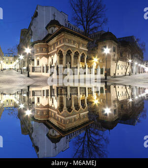 Le centre de la vieille ville de Bucarest. L'église Stavropoleos par nuit. Attraction touristique. Banque D'Images