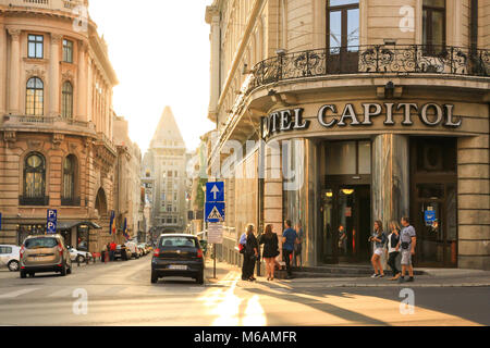 Coucher de soleil sur la ville de Bucarest Calea Victoriei route principale - Roumanie Banque D'Images