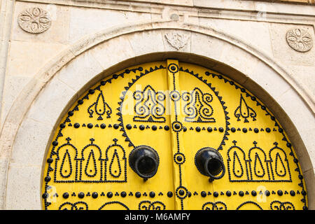 TUNIS, TUNISIE, mai 2012 : porte tunisienne à Tunis, la capitale de l'islam. Banque D'Images