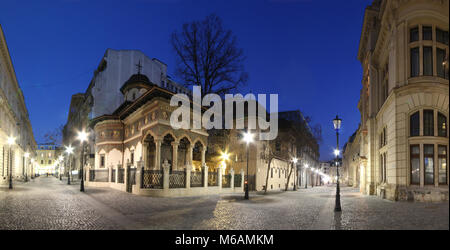 Vue panoramique du centre-ville de Bucarest. L'église Stavropoleos par nuit. Attraction touristique. Banque D'Images