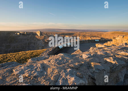 Sous le ciel bleu, d'hiver ensoleillée soir vue sur la carrière de Nidderdale Coldstones & Coldstones Cut, une œuvre d'art public - Vallées du Yorkshire, Angleterre, Royaume-Uni. Banque D'Images