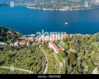 Vue aérienne de jardins et de villas de Bellagio sur le lac de Côme, province de Côme, Lombardie, Italie Banque D'Images