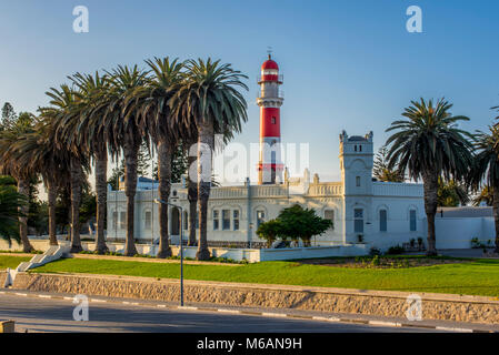 Le Old State House et ancien tribunal de district impériale de l'époque coloniale, dans l'arrière-plan le phare de 1902, Swakopmund Banque D'Images