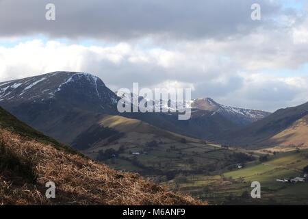 Sur une montagne dans le district du lac donnant sur petite ville près de Keswick, viewed from Cat Bells Banque D'Images