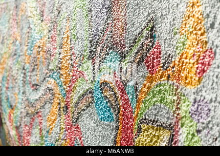 Des taches colorées de la peinture sur un mur de la maison Banque D'Images