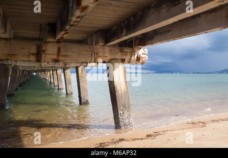 En vertu de la Picnic Bay jetty, Magnetic Island, à Townsville vers sur un jour d'été orageux. Banque D'Images