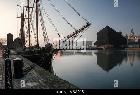 Canning - Liverpool Albert Dock avec l'île de Mann et Royal Liver Building Banque D'Images