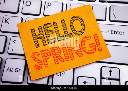 Par contre l'écriture de texte conceptuel inspiration légende montrant Bonjour Printemps !. Concept d'affaires pour l'heure d'été écrite sur du papier collant Bienvenue sur le whit Banque D'Images