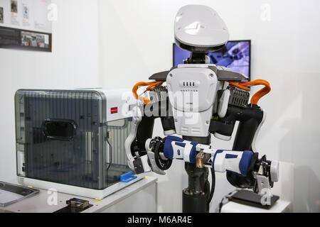 Hanovre, Allemagne. 21Th Mars, 2017. CeBIT 2017, le salon de l'industrie des TIC : robot NEXTAGE par Kawada Robotics (Japon), en mesure de côte à côte avec l'homme de travail. Crédit : Christian Lademann Banque D'Images