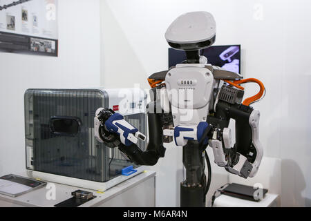 Hanovre, Allemagne. 21Th Mars, 2017. CeBIT 2017, le salon de l'industrie des TIC : robot NEXTAGE par Kawada Robotics (Japon), en mesure de côte à côte avec l'homme de travail. Crédit : Christian Lademann Banque D'Images