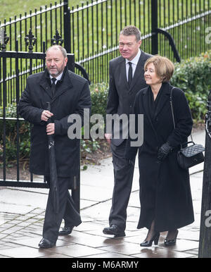 Cheltenham Town FC Manager Gary Johnson (à gauche) arrive à l'Enterrement de Graham Taylor au St Mary's Church, Church Street, l'Angleterre le 1 février 2017 Banque D'Images